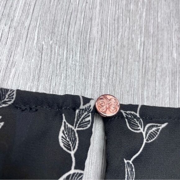 Black Ruffle Sleeve Top L - Picture 5 of 6